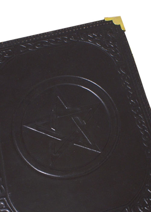 Schwarzes Lederbuch mit Pentagramm, 23 x 18 cm