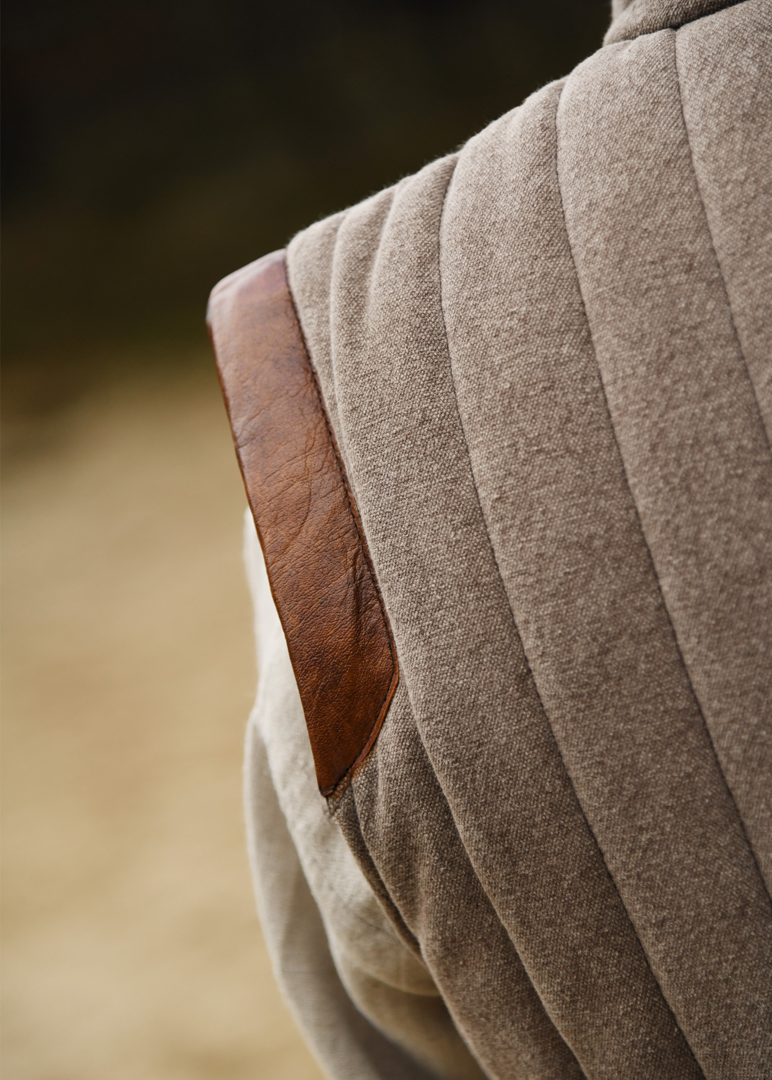 Ärmelloser Gambeson mit handgefertigen Details, braun