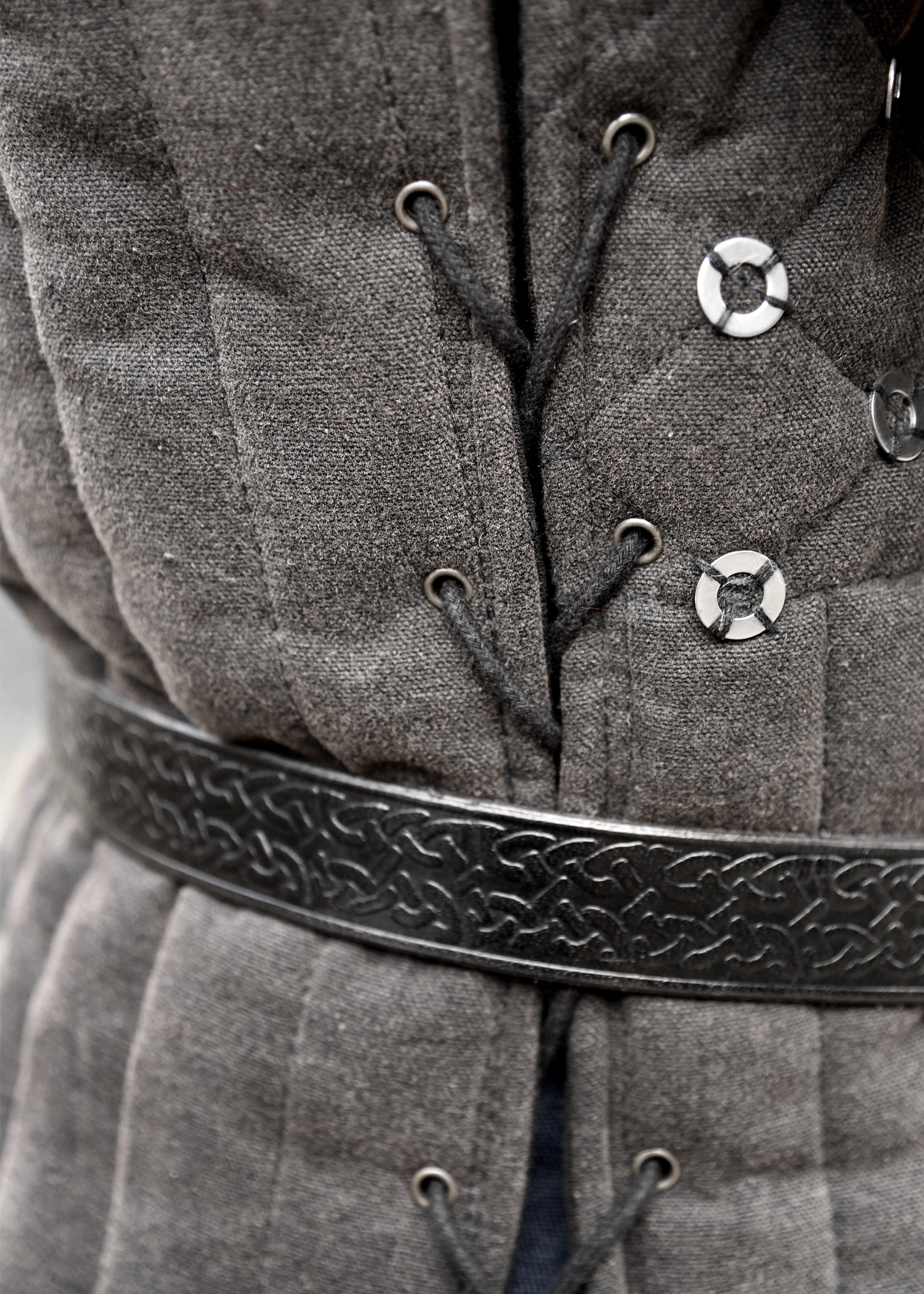 Ärmelloser Gambeson mit handgefertigen Details, schwarz