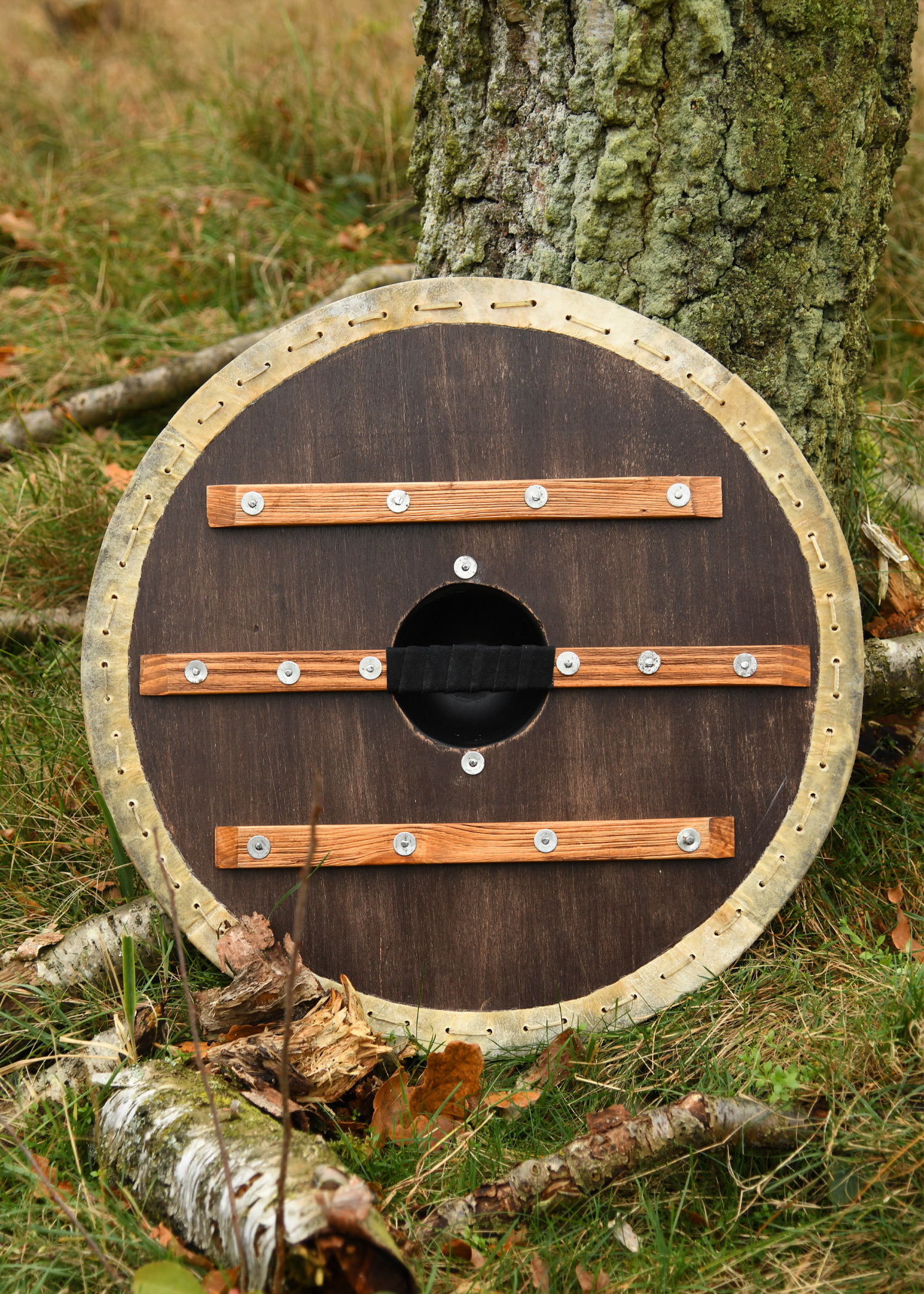 Wikingerschild 'Vegvísir' mit Rohhaut-Umrandung, 60 cm