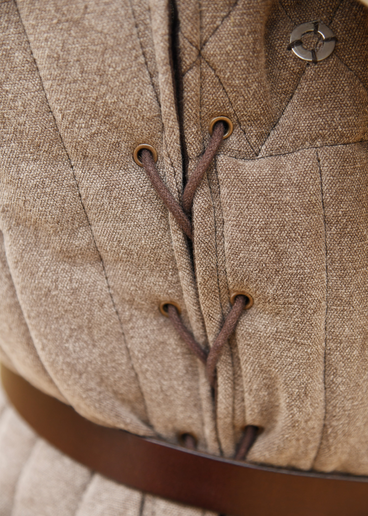 Ärmelloser Gambeson mit handgefertigen Details, braun