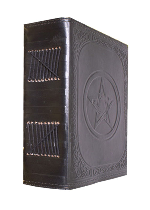 Schwarzes Lederbuch mit Pentagramm, 23 x 18 cm