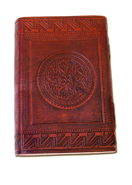 Lederbuch mit mittelalterlichem Motiv