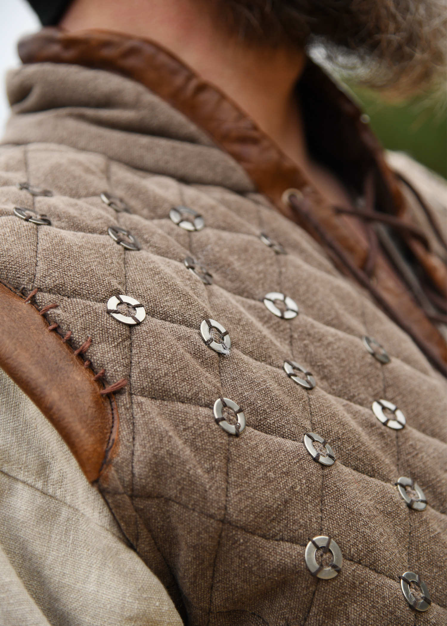 Ärmelloser Gambeson mit handgefertigen Details, braun