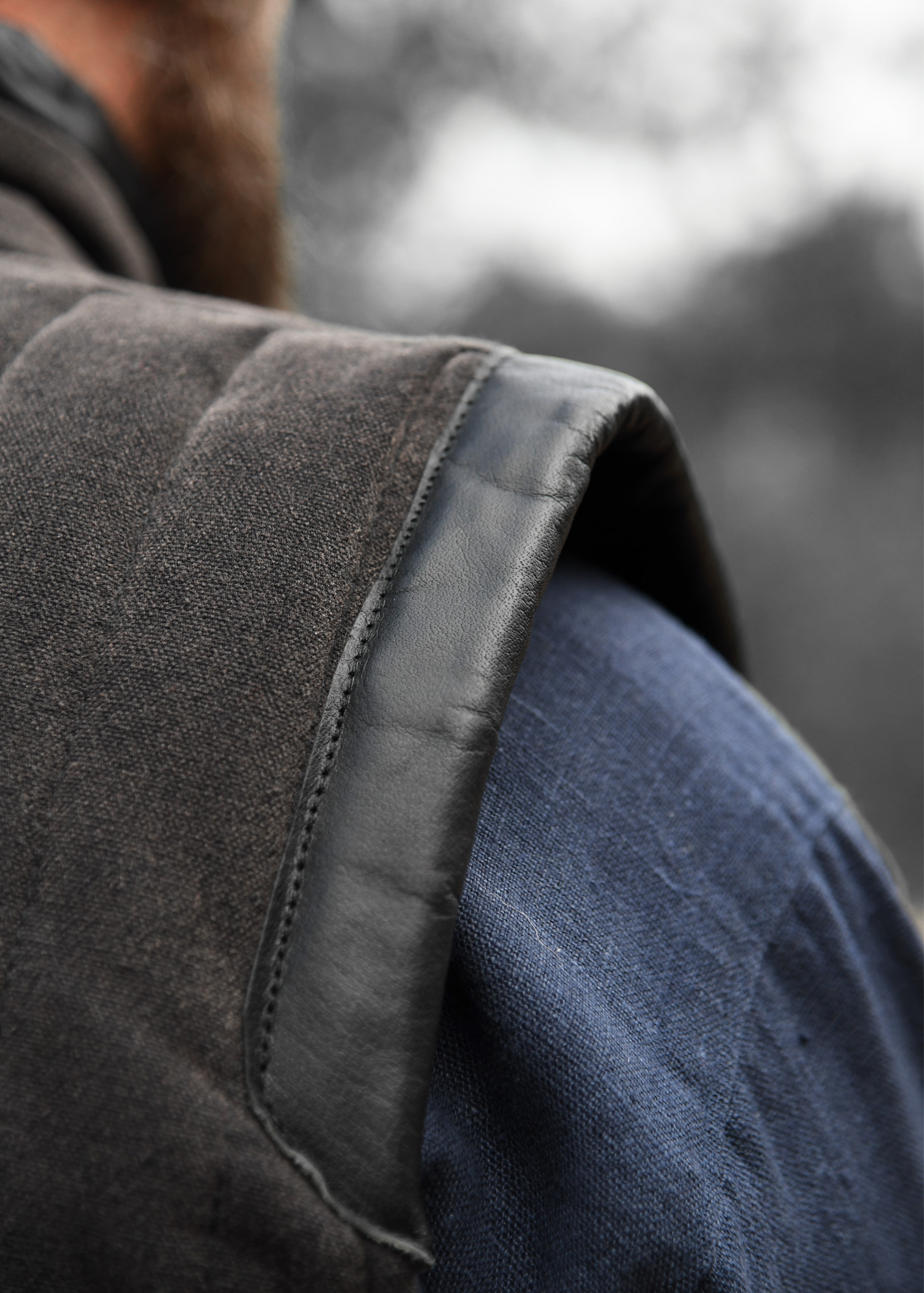 Ärmelloser Gambeson mit handgefertigen Details, schwarz
