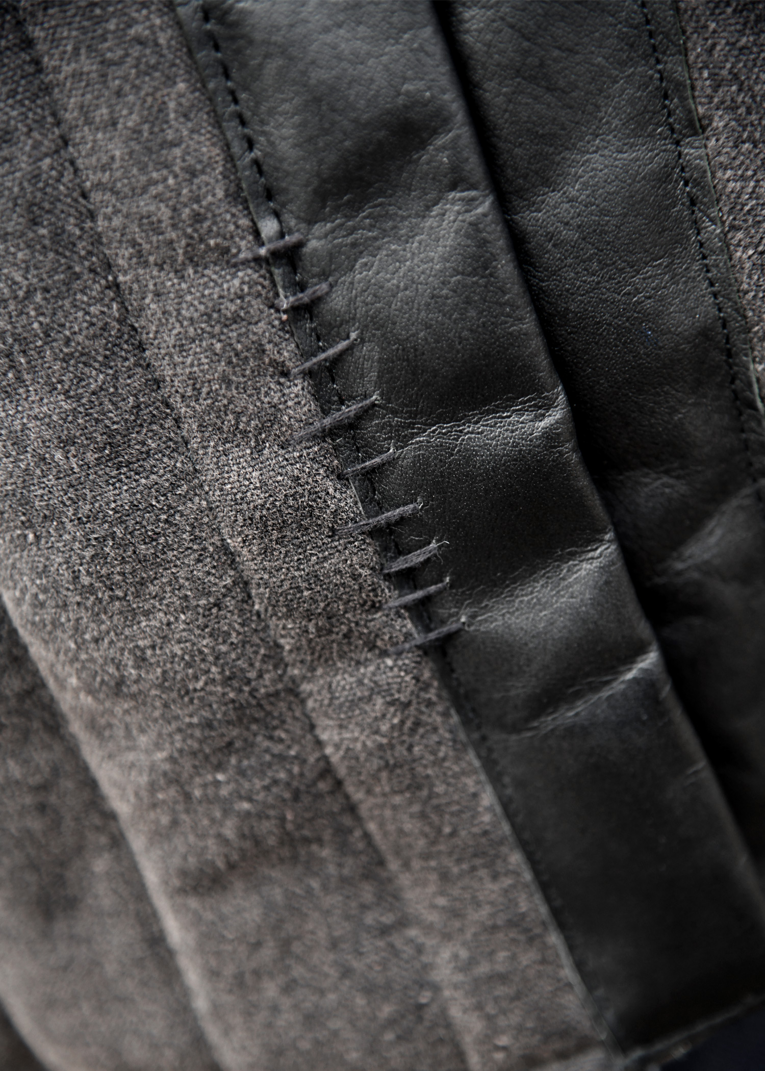 Ärmelloser Gambeson mit handgefertigen Details, schwarz