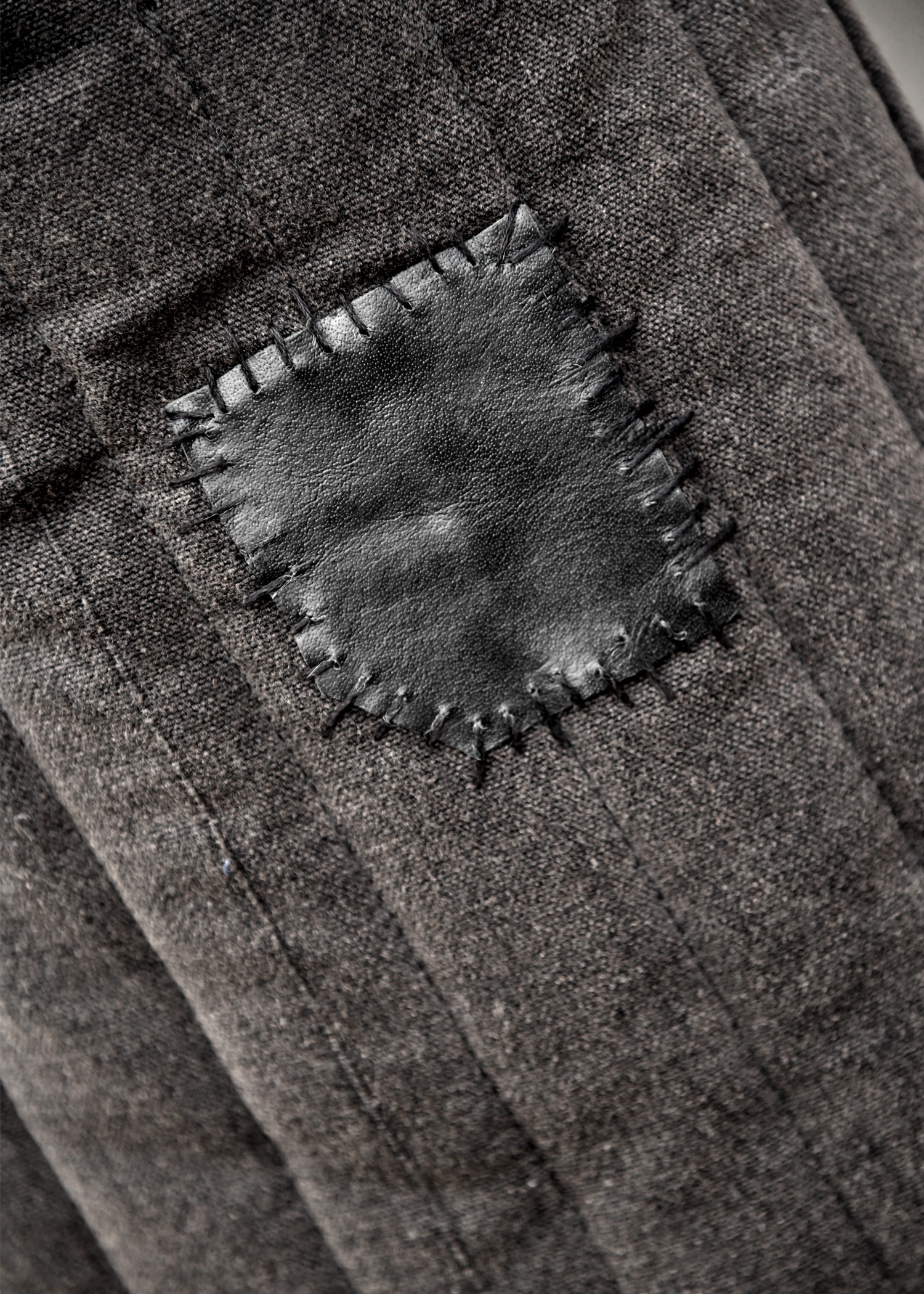 Ärmelloser Gambeson mit handgefertigen Details, schwarz