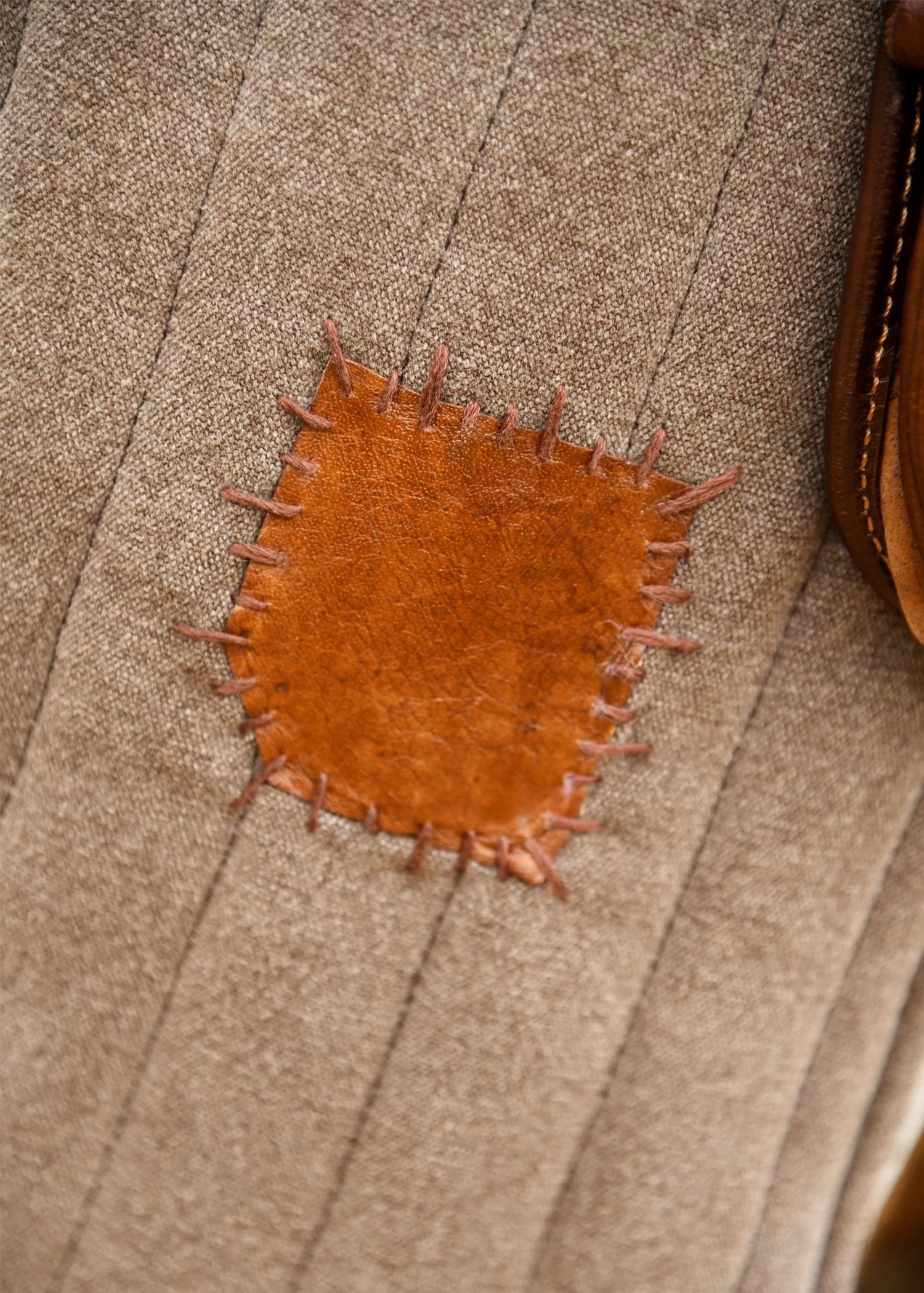 Ärmelloser Gambeson mit handgefertigen Details, braun