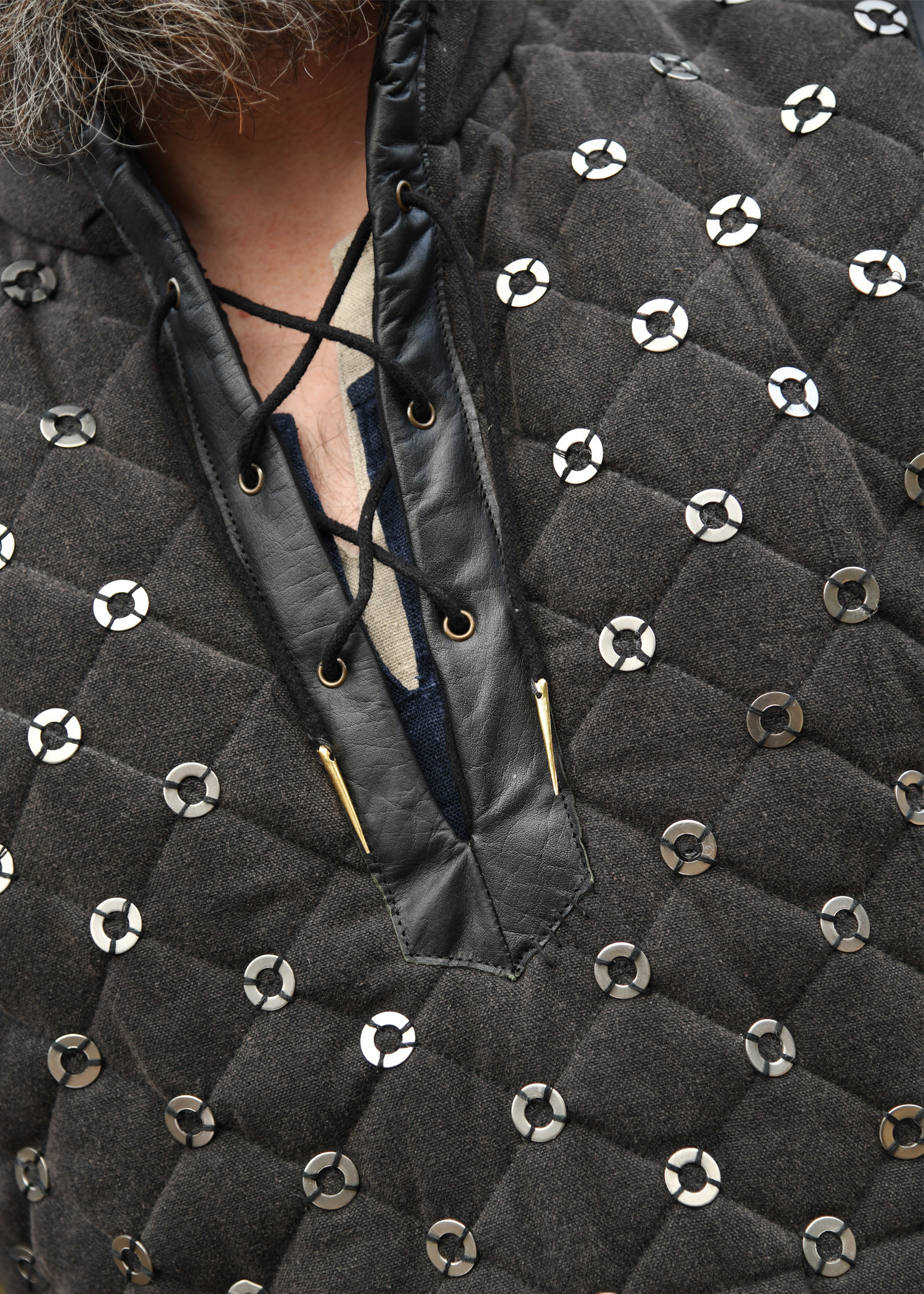 Ärmelloser Gambeson mit handgefertigen Details, schwarz