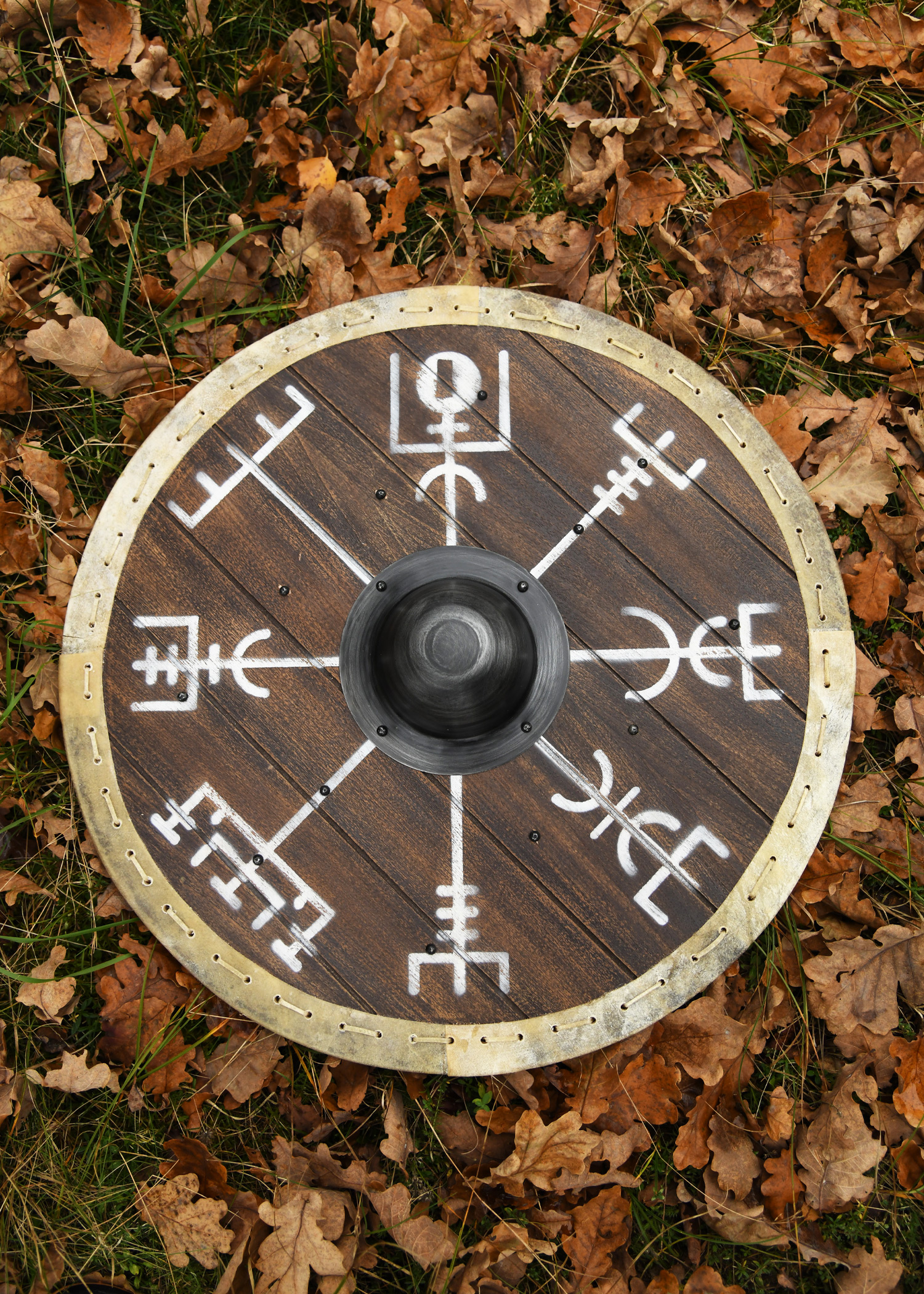 Wikingerschild 'Vegvísir' mit Rohhaut-Umrandung, 60 cm